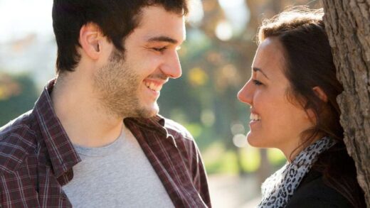 mężczyzna patrzy kobiecie w oczy