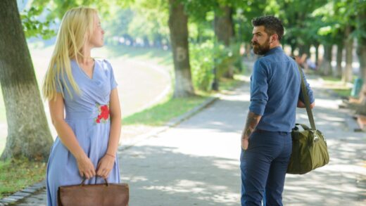 mężczyzna patrzy na kobietę