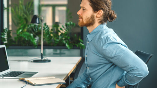 zdrowy kręgosłup podczas pracy biurowej