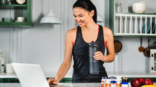 Kobieta przyjmująca suplementy