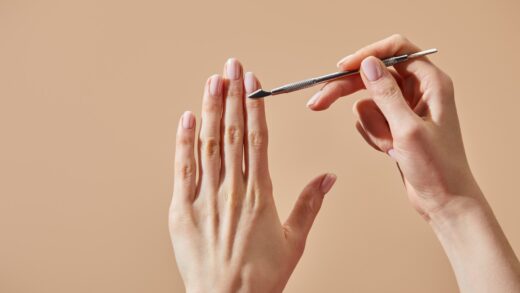 Kobieta dbająca o swoje paznokcie