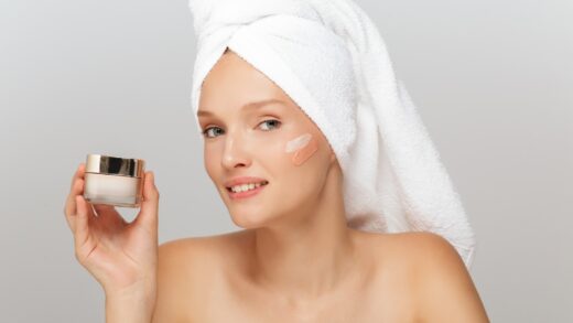 Kobieta z kremem do twarzy