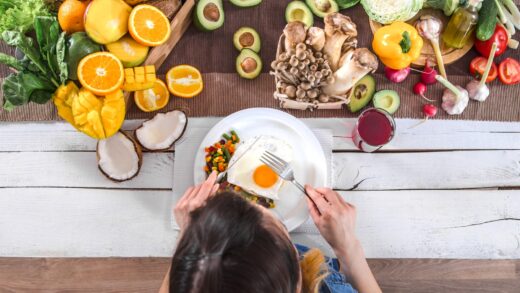 Kobieta jedząca zdrowy posiłek