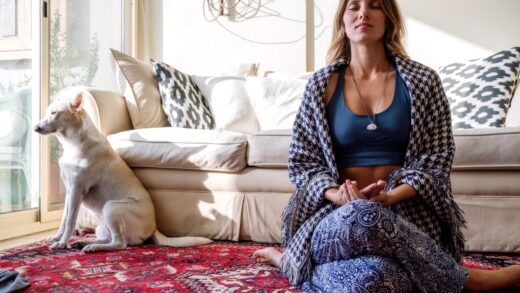 Medytująca w domu kobieta