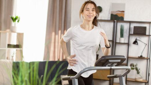 Kobiet robiąca cardio w domu