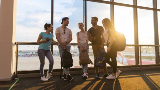 Grupa przyjaciół na lotnisku